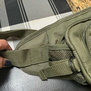 Sporty Fanny pack in army green. Lots and lots of compartments. Brand new.